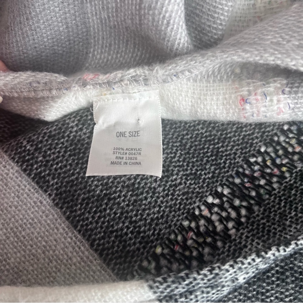 Francesca's Gray and White plaid Wrap OS Shaw - Picture 5 of 6